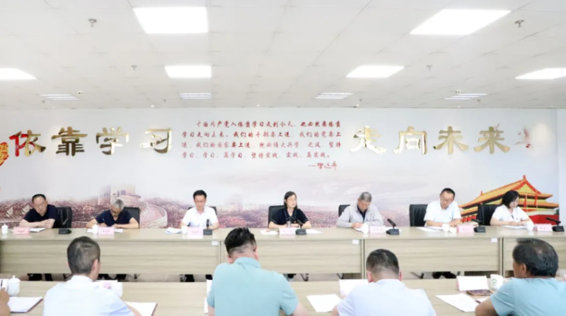 集團(tuán)黨委書(shū)記為黨員領(lǐng)導(dǎo)干部講授學(xué)習(xí)教育專(zhuān)題黨課