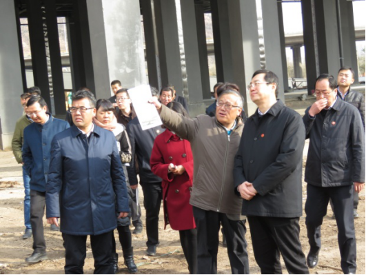 省委常委、西寧市委書記王曉在青海省物產(chǎn)集團(tuán)總公司黨委書記、總經(jīng)理王玉輝陪同下，深入青海物產(chǎn)朝陽(yáng)物流園區(qū)。